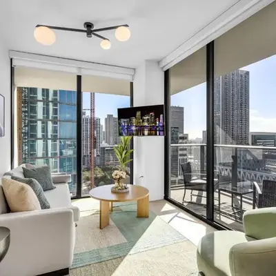 Corner Chic 2 Bedroom Downtown with Rooftop Pool & Views
