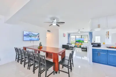 a kitchen and dining room with a table and chairs at Aventura Ives Family Home in Miami