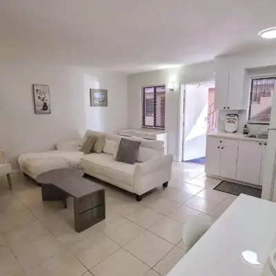 Apartment close to shops & beach-Free Parking 109