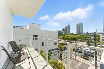 a balcony with two chairs and a view of a city at South Beach 2Q Moderno a 5 min da Praia in Miami Beach