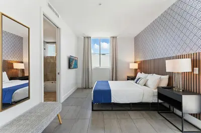 a hotel room with a bed and a mirror at South Beach 2Q Moderno a 5 min da Praia in Miami Beach