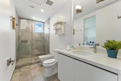 a bathroom with a toilet and a sink and a shower at South Beach 2Q Moderno a 5 min da Praia in Miami Beach