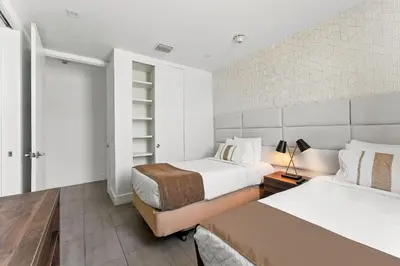 a hotel room with two beds and a lamp at South Beach 2Q a 5min da Praia e Vida Noturna in Miami Beach