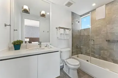 a bathroom with a toilet and a sink and a shower at South Beach 2Q a 5min da Praia e Vida Noturna in Miami Beach