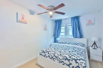 a bedroom with a bed and a ceiling fan at Student Villa House STR-2000 in Hollywood