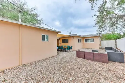a backyard with a house and a table and chairs at Lucky Family Charm STR-2750 in Hollywood