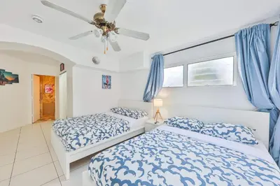 a bedroom with two beds and a ceiling fan at Family Casa Tranquila de 4 dormitorios in Hollywood
