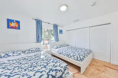 a bedroom with two beds and a window at Family Casa Tranquila de 4 dormitorios in Hollywood