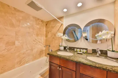 a bathroom with two sinks and a tub at Hollywood Family Vibes in Hollywood