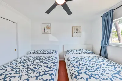 a bedroom with two beds and a ceiling fan at Hollywood Family Vibes in Hollywood