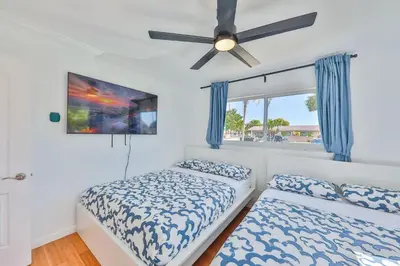 a bedroom with two beds and a ceiling fan at Hollywood Family Vibes in Hollywood