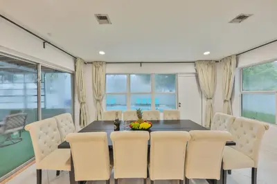 a dining room with a table and chairs at Friday Family Feels Only in Hollywood