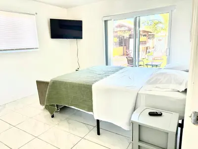 a bedroom with a bed and a tv on a wall at Better Experience Property in Miramar