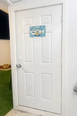 a white door with a sign on it at Comfort Apartment Miramar in Miramar