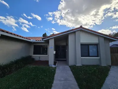 a small white house with a sky at Chacon in Miami