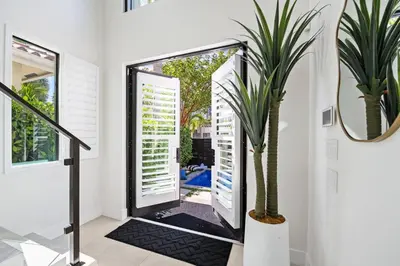 a hallway with a door with a plant in it at Las Olas Villa in Fort Lauderdale