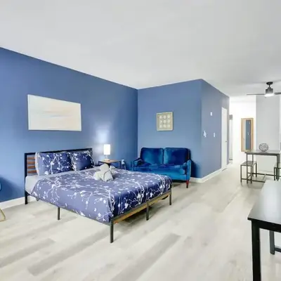 1BR Miami Beach Apt with 3 Queens plus Free Parking