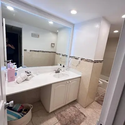 a bathroom with a sink and a large mirror at Hollywood apartment by the sea in Hollywood