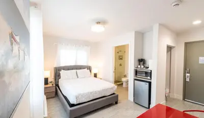 a small bedroom with a bed and a kitchen at Costa Norte Boutique Hotel Miami Beach in Miami Beach