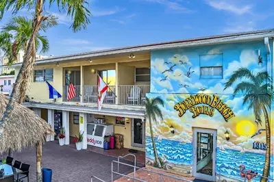 a building with a mural on the side of it at Silver Spray Motel in Hollywood