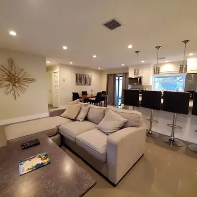 Lakefront Vacation Home - Sleeps 8