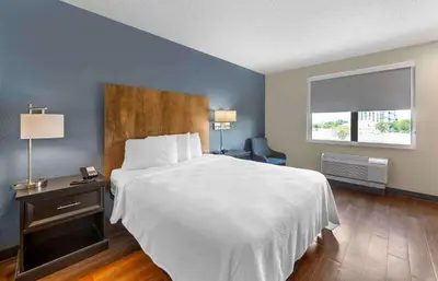 a bedroom with a large white bed and a window at Extended Stay America Premier Suites - Fort Lauderdale - Convention Center - Cruise Port in Fort Lauderdale