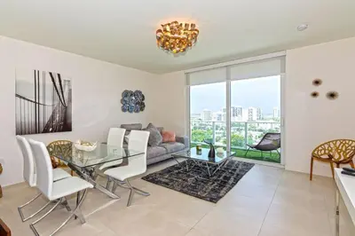 a living room with a glass table and a couch at Departamento en Tiffany House Fort Lauderdale beach Miami in Fort Lauderdale
