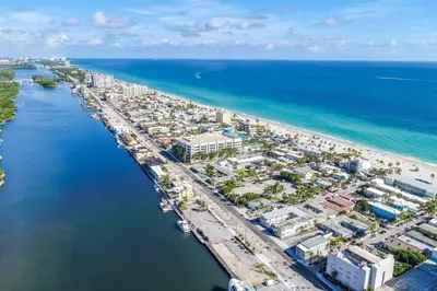 an aerial view of a beach and the ocean at Modern apartment wking bed beach views in Hollywood