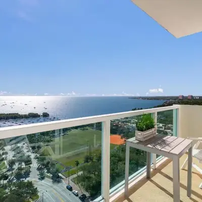 Ocean View Balcony steps from Restaurants