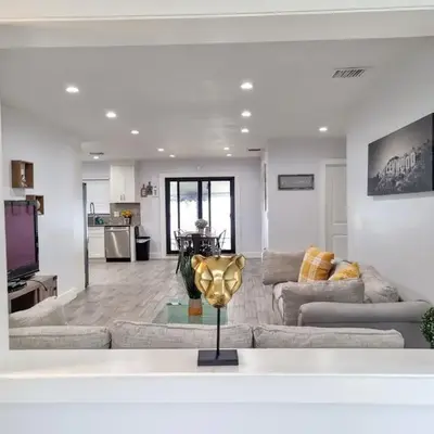 Downtown Hollywood - 3 miles to Beach - Sleeps 8