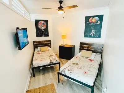 two beds in a room with a tv at Miami Hollywood Condo for 4 People 001-21vic in Hollywood