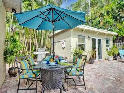 a table with chairs and an umbrella on a patio at Vidal Manor in Fort Lauderdale