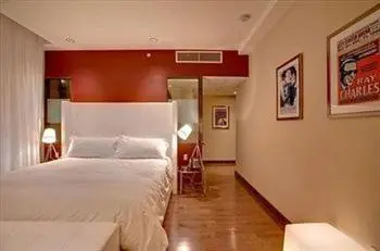a bedroom with a large white bed in a room at Prime Hotel Miami in Miami Beach