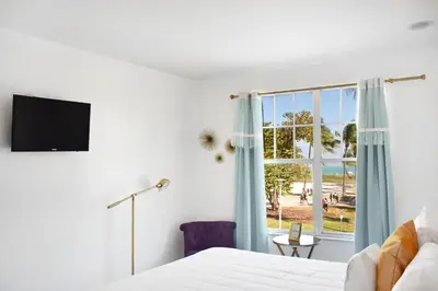 a bedroom with a bed and a window at Beach Park Hotel in Miami Beach