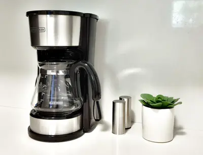 a black blender sitting on a counter next to a plant at Broadwaysuites Downtown By RocketStay in Miami