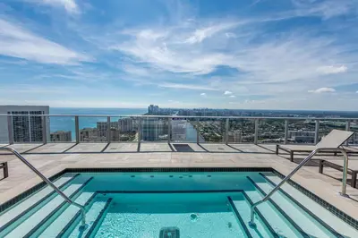 a swimming pool on the roof of a building at Espectacular Condo Esquina Beach House Hollywood Apartamento in Hollywood