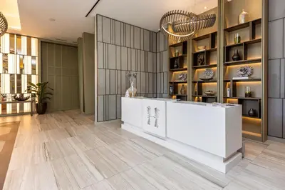a lobby with a white counter and a wall of shelves at Espectacular Condo Esquina Beach House Hollywood Apartamento in Hollywood