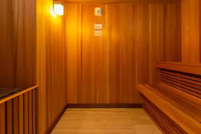 a room with wood paneled walls and a walk in closet at Espectacular Condo Esquina Beach House Hollywood Apartamento in Hollywood