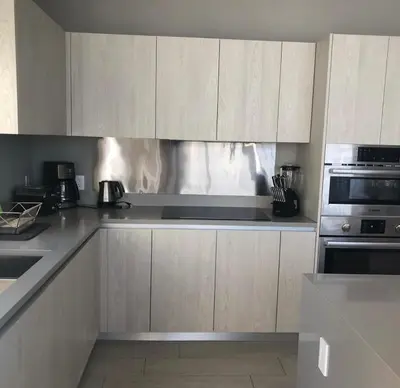 a kitchen with wooden cabinets and a stove top oven at Espectacular Condo Esquina Beach House Hollywood Apartamento in Hollywood