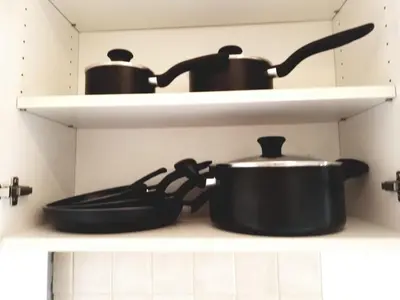 two pots and pans sitting on a shelf in a kitchen at FAMILY Guayabita's House in Miami