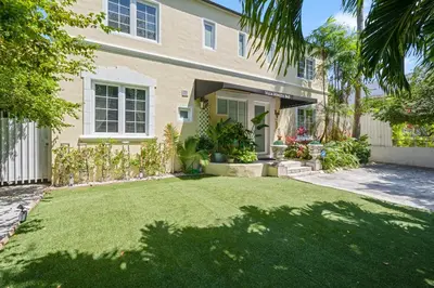 a house with a lawn in front of it at villa venezia bb in Miami Beach