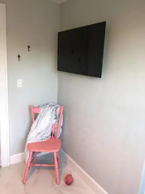 a pink chair in a room with a tv on the wall at Cozy Aqua Private Suite with Parking in Miami