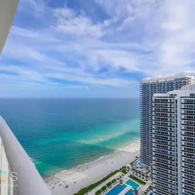 Ocean view 1 bed- Steps from the beach!