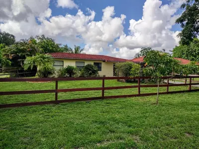 Gallery image of Sunshine Acre 2B 2B King Master Suite, BIG Yard in Davie