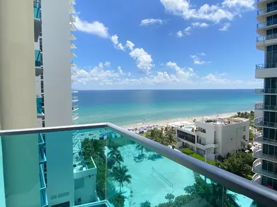 a view of the beach from the balcony of a building at Amplio y moderno departamento con acceso directo a la playa in Hollywood