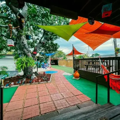 Hammocks & mini-golf! 10 mins from Beach!