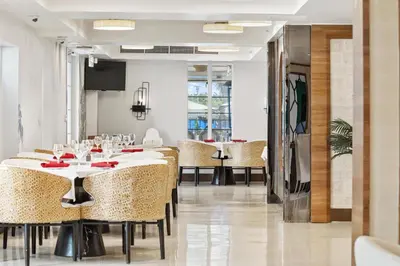 a dining room with tables and chairs at Hotel Ocean in Miami Beach
