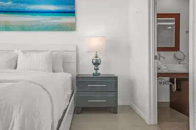 a bedroom with a bed and a lamp on a night stand at Splendid Unit outstanding View-W Hotel Brickell in Miami