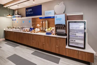 an apple store with a counter with an appleasteryasteryasteryasteryasteryasteryastery at Holiday Inn Express Fort Lauderdale Airport South by IHG in Dania Beach