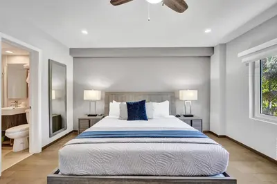 a bedroom with a large bed and two lamps at Hotel Sheldon in Hollywood